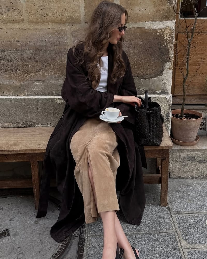 Long Suede Coat Over White T-shirt And Suede Skirt Long Suede Coat Over White T-shirt And Suede Skirt — Classy Suede Jacket Outfits
