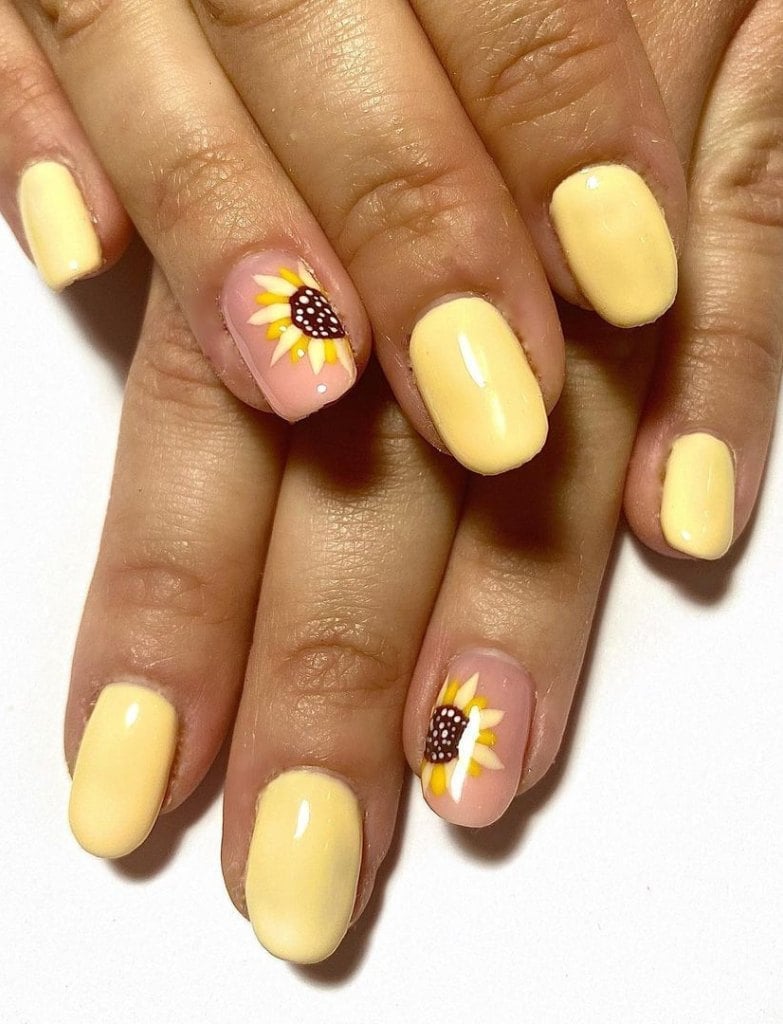 Short Oval Pale Yellow With Mini Sunflowers Short Oval Pale Yellow With Mini Sunflowers — Classy Sunflower Nails
