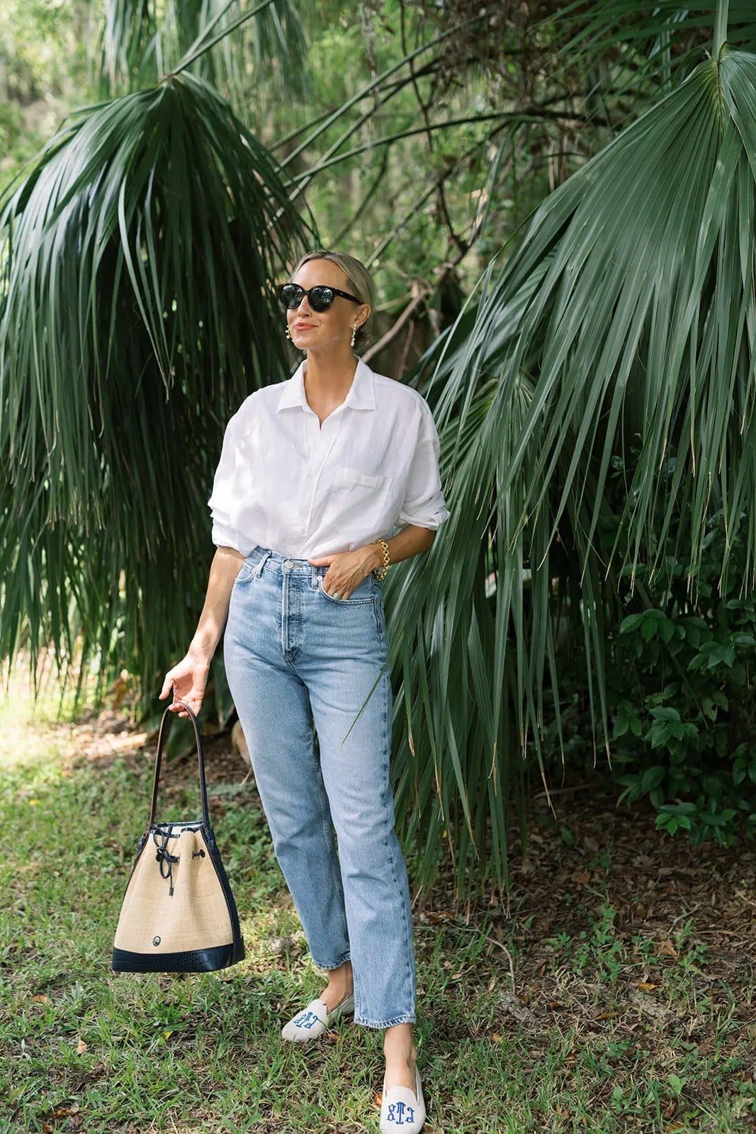 White Linen Shirt with Light Wash Jeans, Close-Up Take White Linen Shirt with Light Wash Jeans, Close-Up Take — Classy Travel Outfits