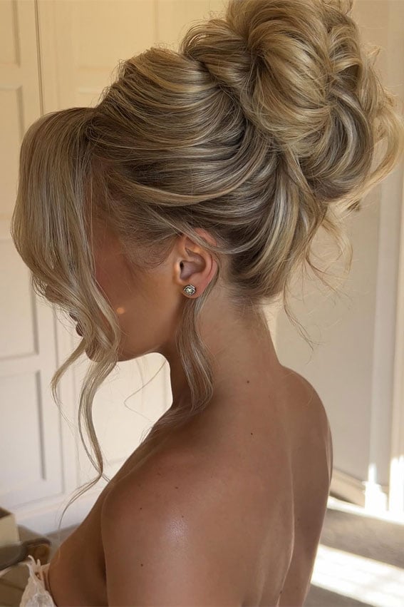 Honey Blonde Messy Bun With Soft Curls Honey Blonde Messy Bun With Soft Curls — Classy Trending Hairstyle