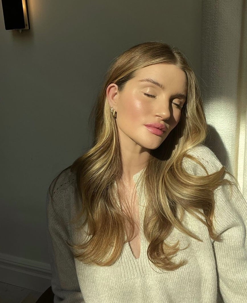 Mid-Back Blonde Waves With Highlights Mid-Back Blonde Waves With Highlights — Classy Trending Hairstyle