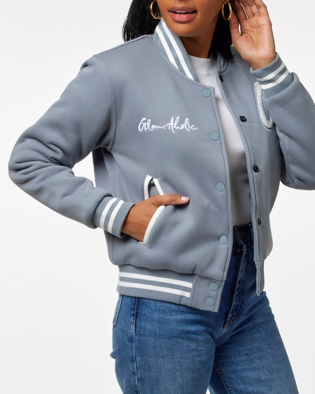 Grey Fleece Varsity Jacket With Blue Jeans Grey Fleece Varsity Jacket With Blue Jeans — Classy Varsity Jacket Outfits