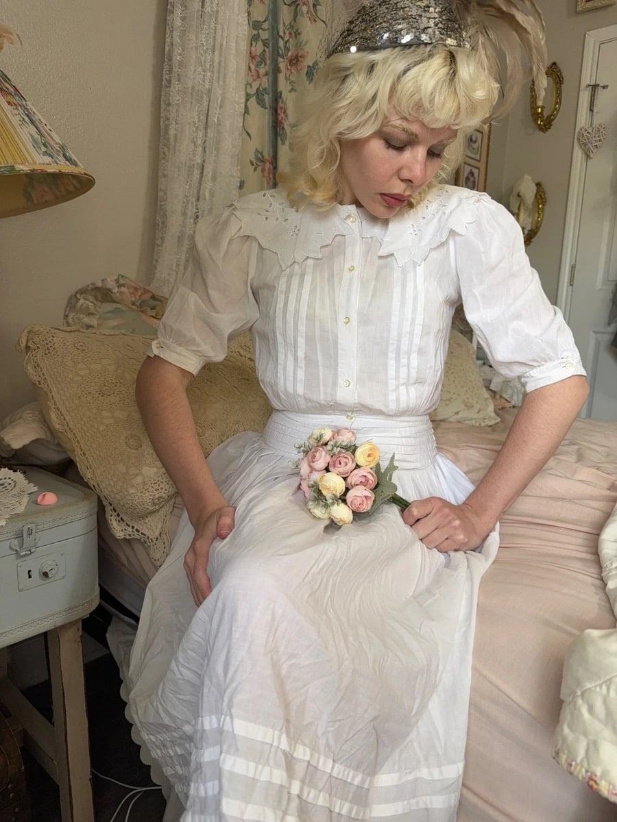 White Blouse with Lace Collar Detail — Classy Vintage Outfits