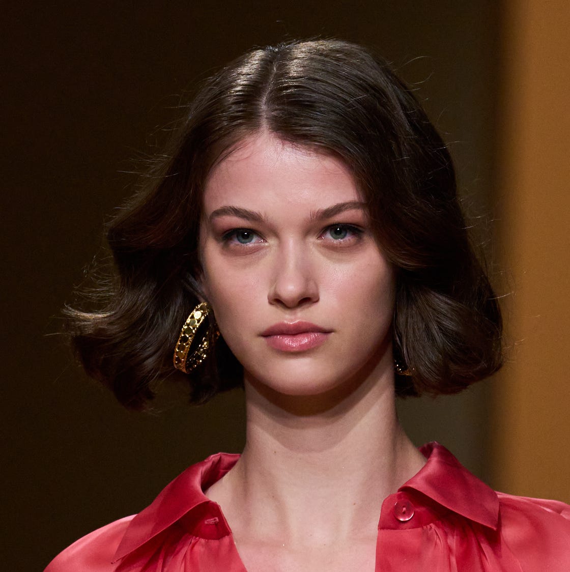 Chin Italian Bob With Dark Blonde Waves — Classy Volumizing Hair