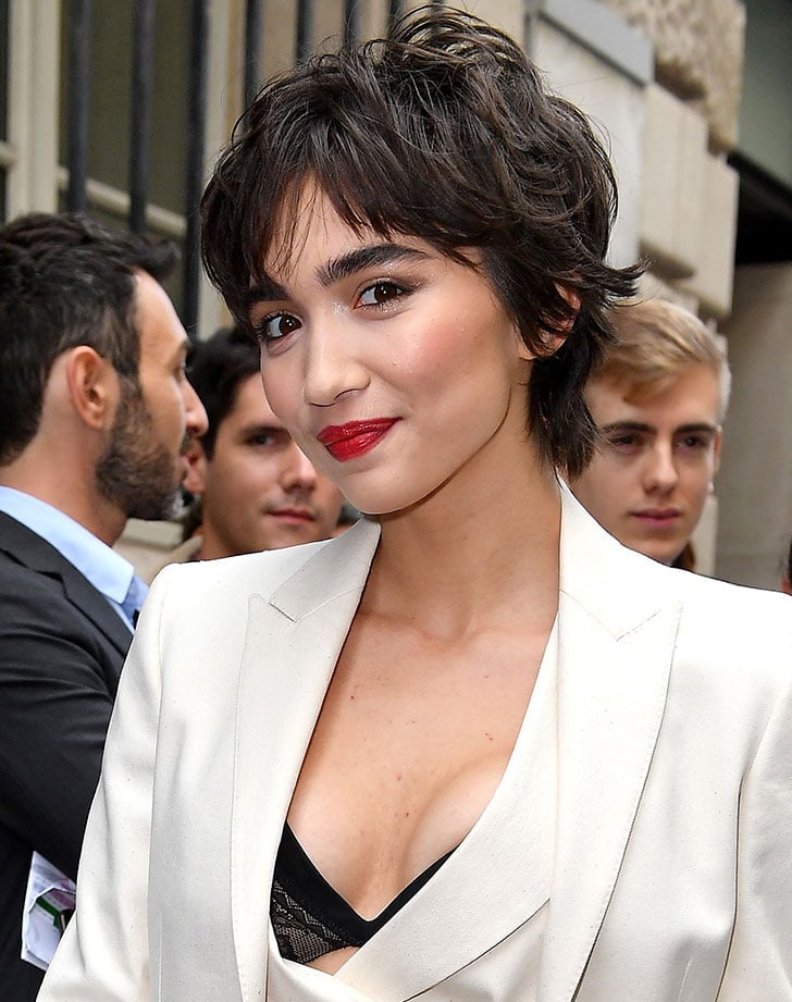 Collarbone Layers With Curtain Bangs and Medium Brown With Balayage — Classy Wavy Hair Hairstyles