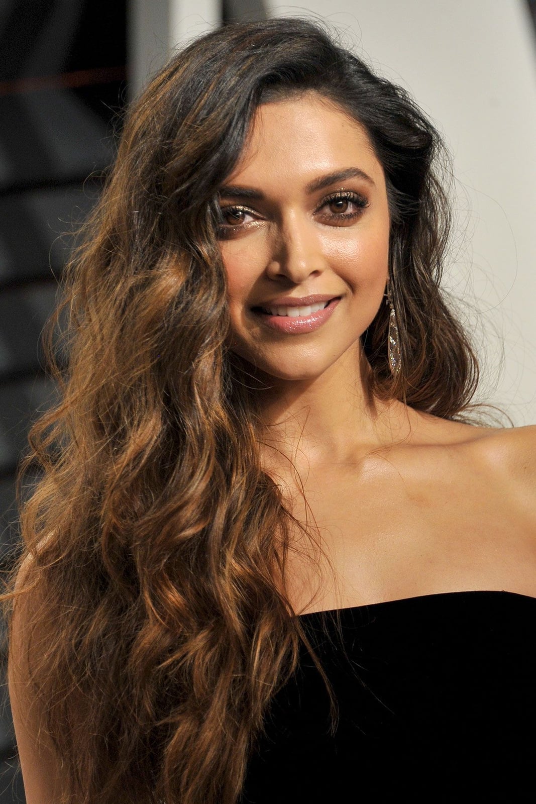 Mid-Back Dark Brown With Caramel Balayage — Classy Wavy Hair Hairstyles