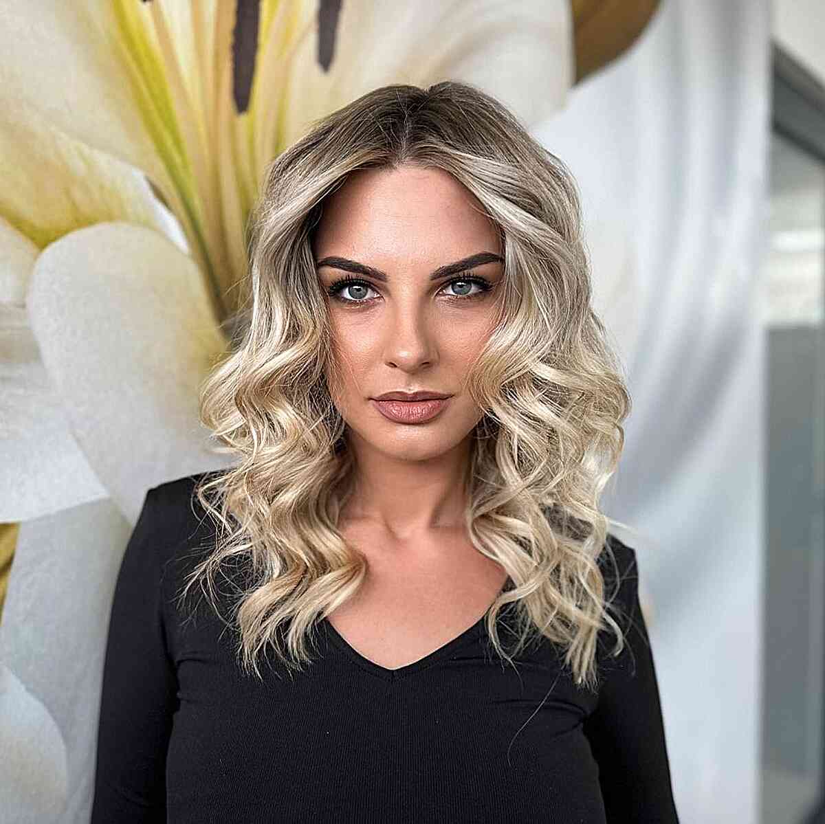 Collarbone Waves With Subtle Blonde Highlights — Classy Wavy Hair Hairstyles