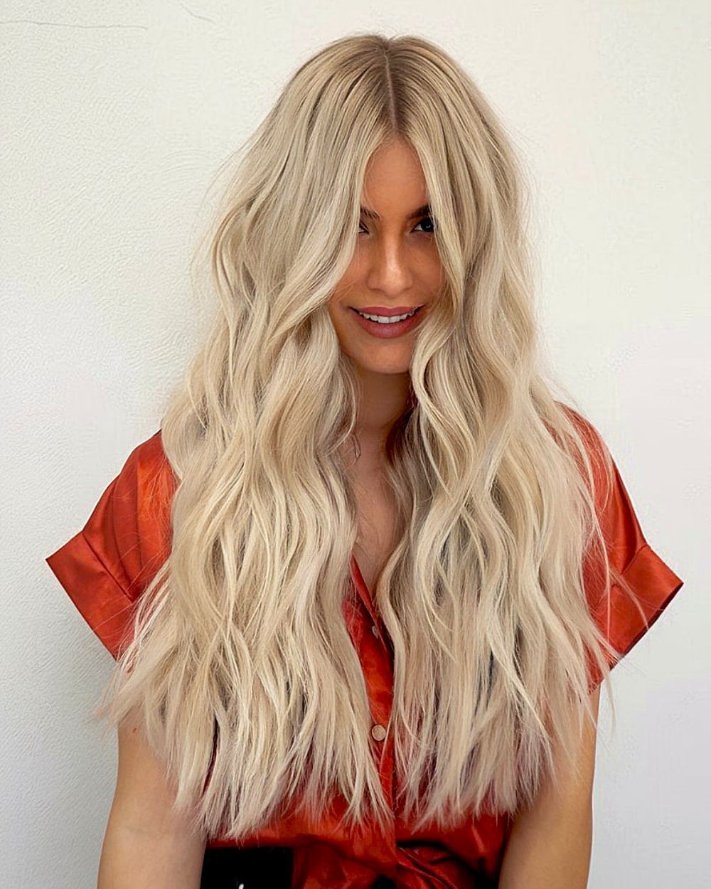 Ash Blonde Mid-Back Loose Waves With Root Shadow Ash Blonde Mid-Back Loose Waves With Root Shadow — Classy Wavy Hairstyles