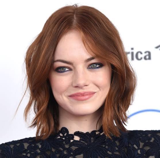 Auburn Collarbone Lob With Side-Swept Bangs Auburn Collarbone Lob With Side-Swept Bangs — Classy Wavy Hairstyles