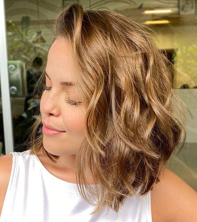 Honey Blonde Chin Bob With Textured Waves Honey Blonde Chin Bob With Textured Waves — Classy Wavy Hairstyles
