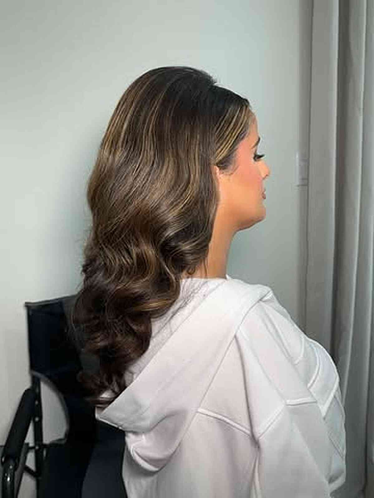 Dark Brown Mid-Back Waves With Blonde Highlights, Layers Dark Brown Mid-Back Waves With Blonde Highlights, Layers — Classy Wavy Hairstyles