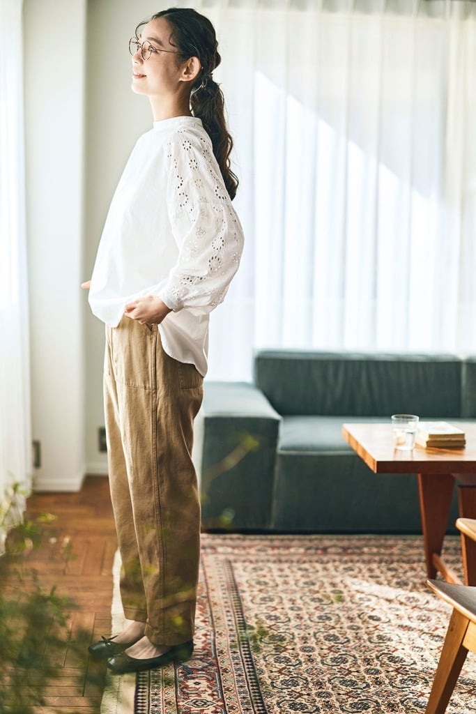 White Broderie Anglaise Blouse With Beige Trousers, Everyday Version — Classy White Blouse Outfit