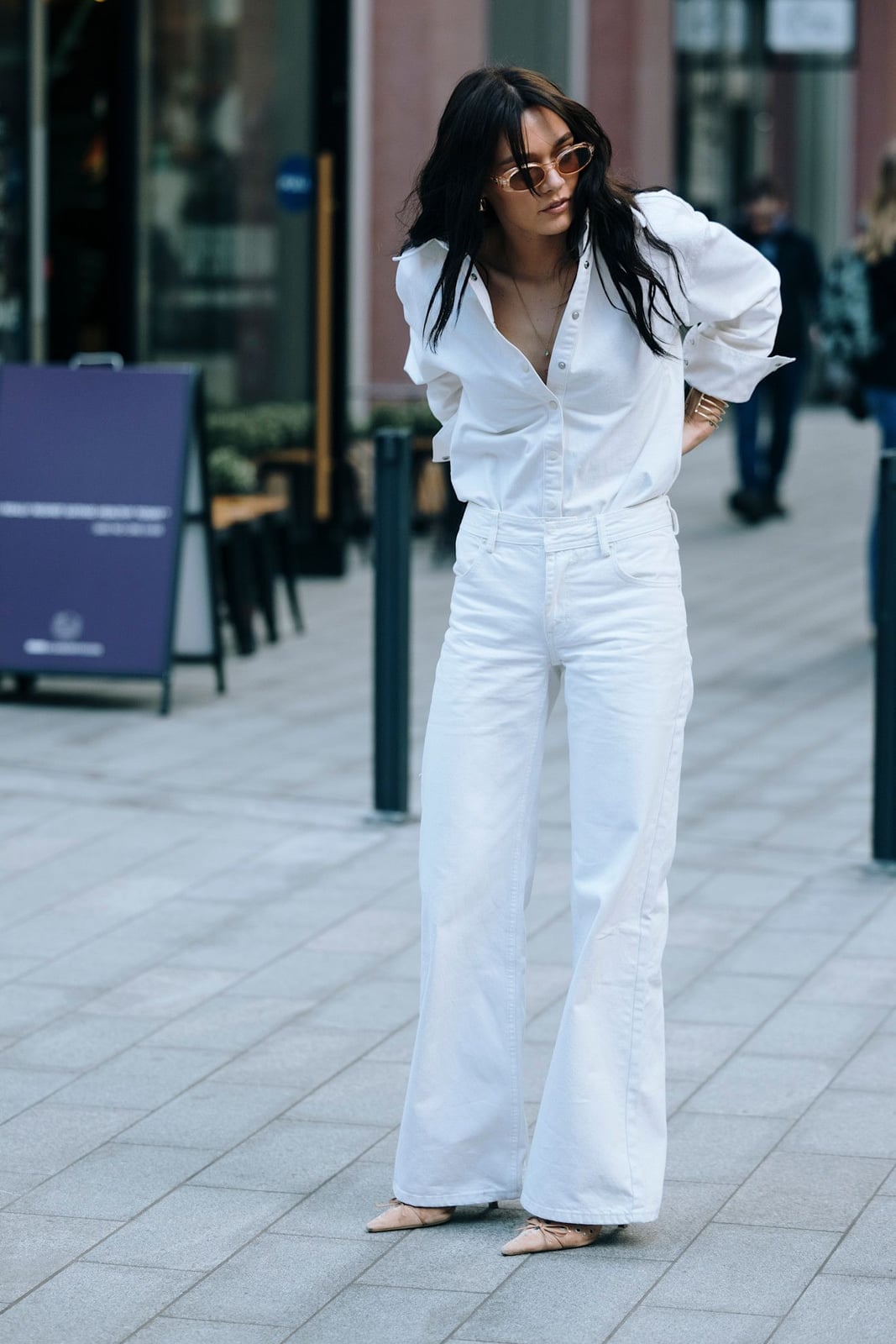 Monochromatic White Wide Leg Jeans And Shirt With Pointed Flats Monochromatic White Wide Leg Jeans And Shirt With Pointed Flats — Classy White Jeans Outfits
