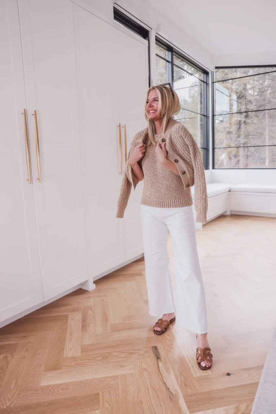 White Wide Leg Jeans With Beige Knit Set and Brown Slide Sandals White Wide Leg Jeans With Beige Knit Set and Brown Slide Sandals — Classy White Jeans Outfits