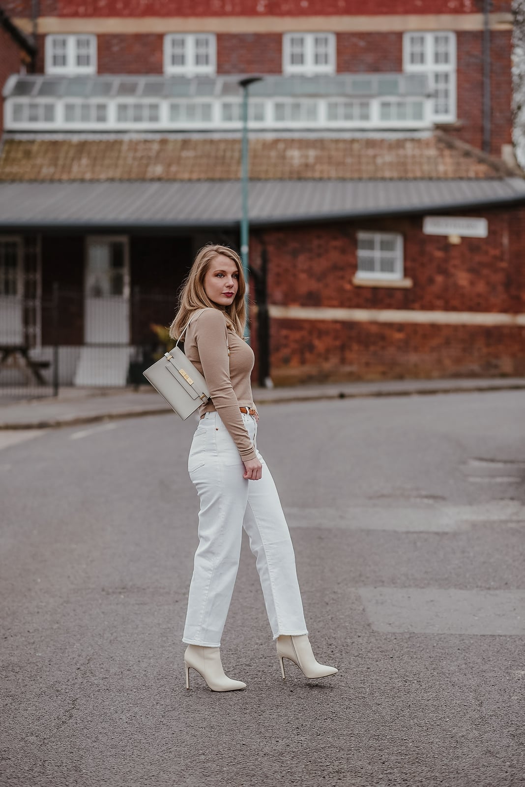 White Straight Leg Jeans With Camel Turtleneck White Straight Leg Jeans With Camel Turtleneck — Classy White Jeans Outfits