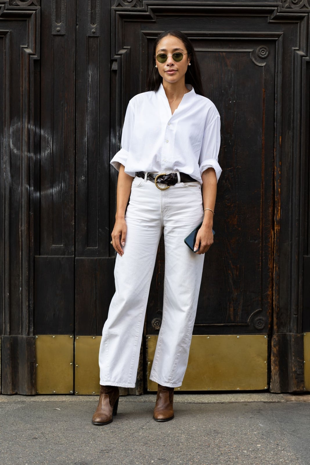 Monochromatic White Wide Leg Jeans With Oversized Shirt Monochromatic White Wide Leg Jeans With Oversized Shirt — Classy White Jeans Outfits
