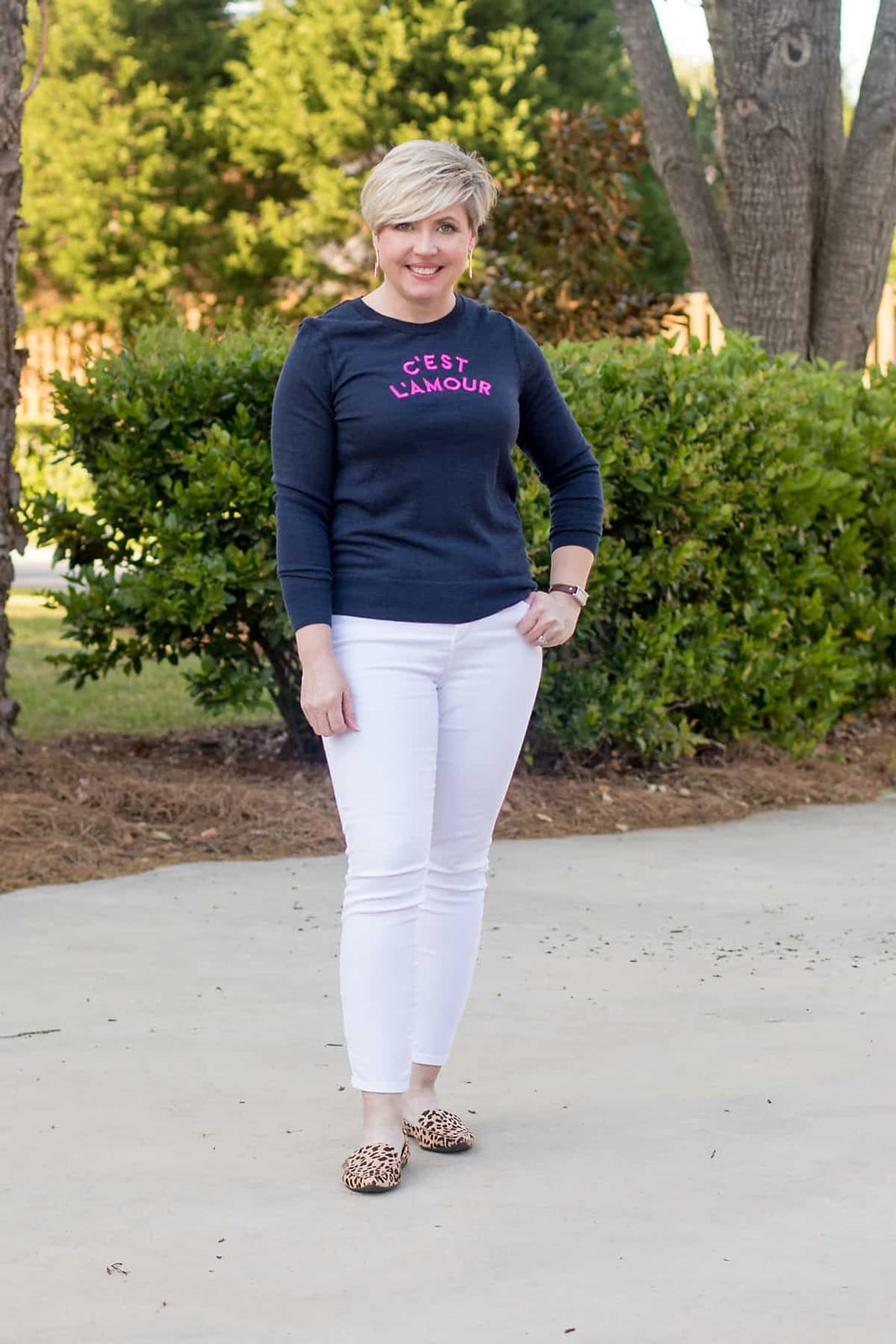 White Skinny Jeans With Navy Top And Leopard Flats White Skinny Jeans With Navy Top And Leopard Flats — Classy White Jeans Outfits
