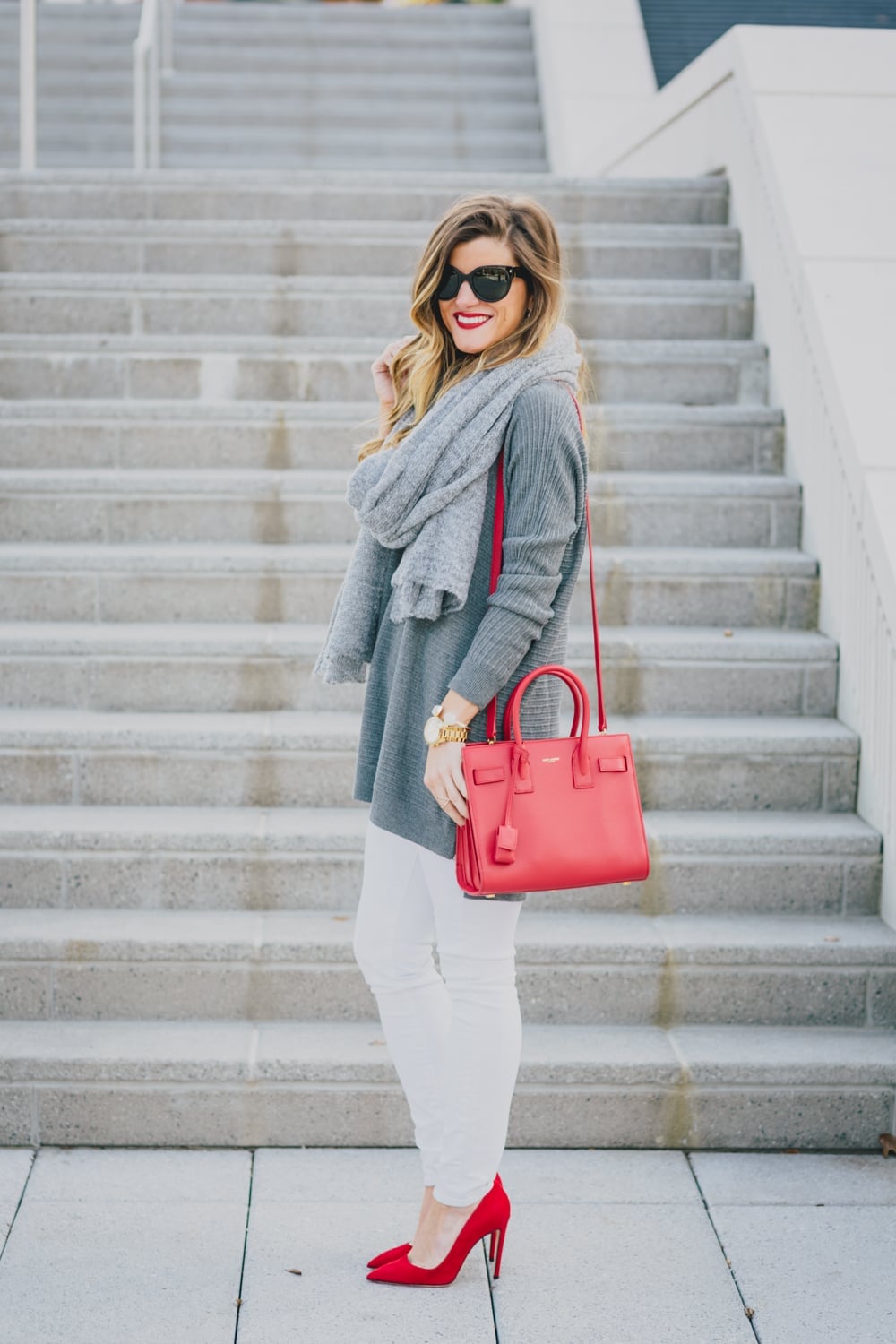White Skinny Jeans With Grey Tunic and Red Accessories White Skinny Jeans With Grey Tunic and Red Accessories — Classy White Jeans Outfits