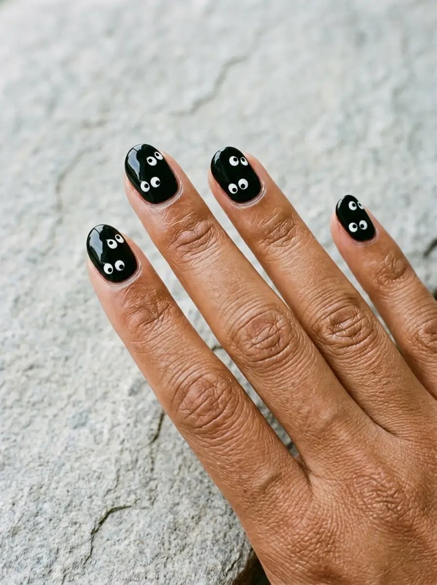 Short Oval Glossy Black with Googly Eye Designs Short Oval Glossy Black with Googly Eye Designs — Cute Black Nails