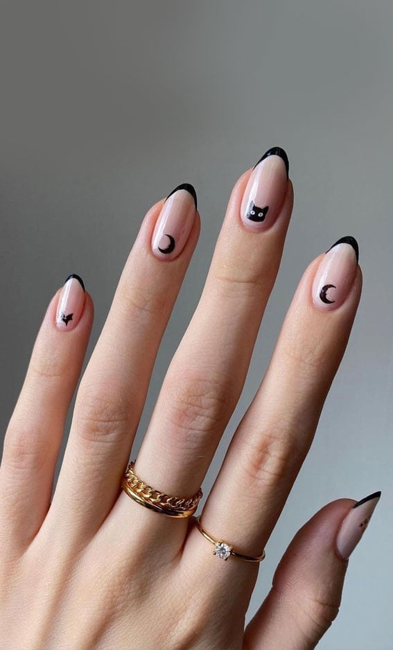 Short Almond Black French Tips with Cute Halloween Motifs Short Almond Black French Tips with Cute Halloween Motifs — Cute Black Nails