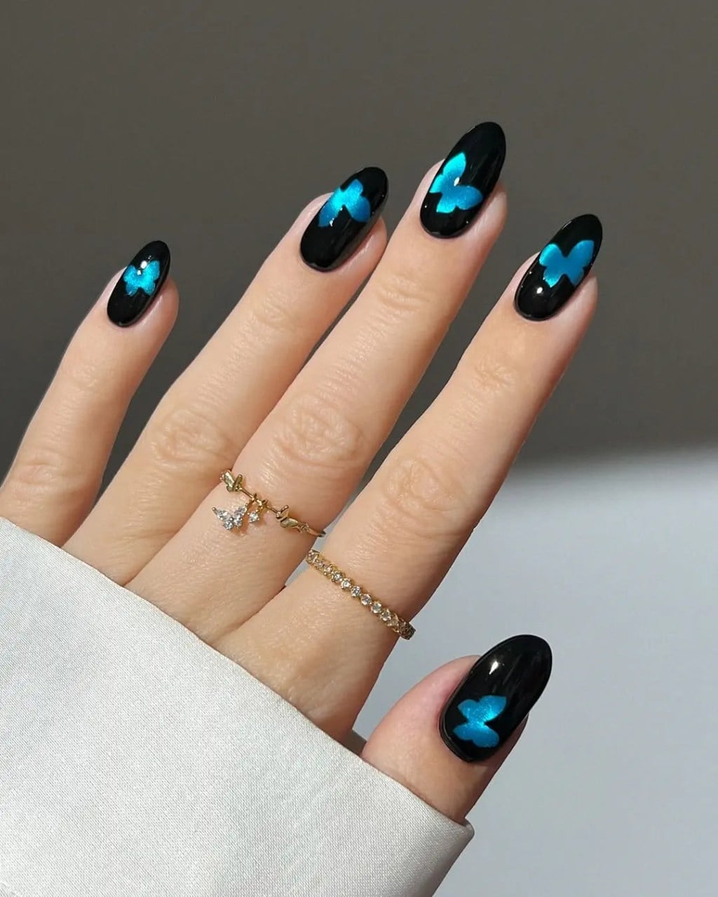 Medium Almond Glossy Black with Iridescent Blue Butterflies Medium Almond Glossy Black with Iridescent Blue Butterflies — Cute Black Nails