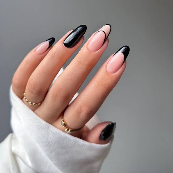 Medium Oval Glossy Black with Abstract White Swirls Medium Oval Glossy Black with Abstract White Swirls — Cute Black Nails