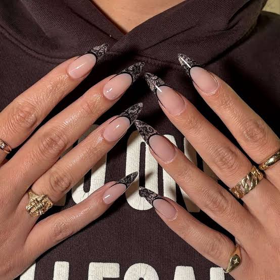 Short Oval Glossy Black with Gold Star Accents Short Oval Glossy Black with Gold Star Accents — Cute Black Nails