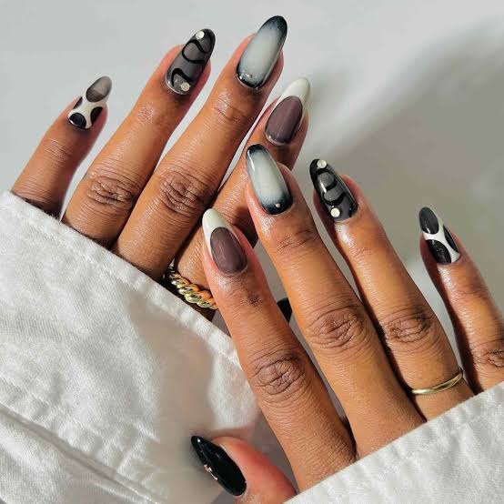 Medium Almond Sheer Nude with Abstract Black Art Medium Almond Sheer Nude with Abstract Black Art — Cute Black Nails