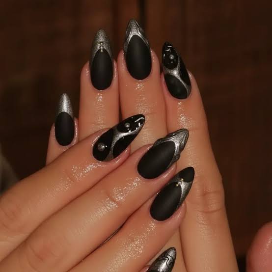 Long Stiletto Matte Black with Glossy Silver Metallic Accents Long Stiletto Matte Black with Glossy Silver Metallic Accents — Cute Black Nails