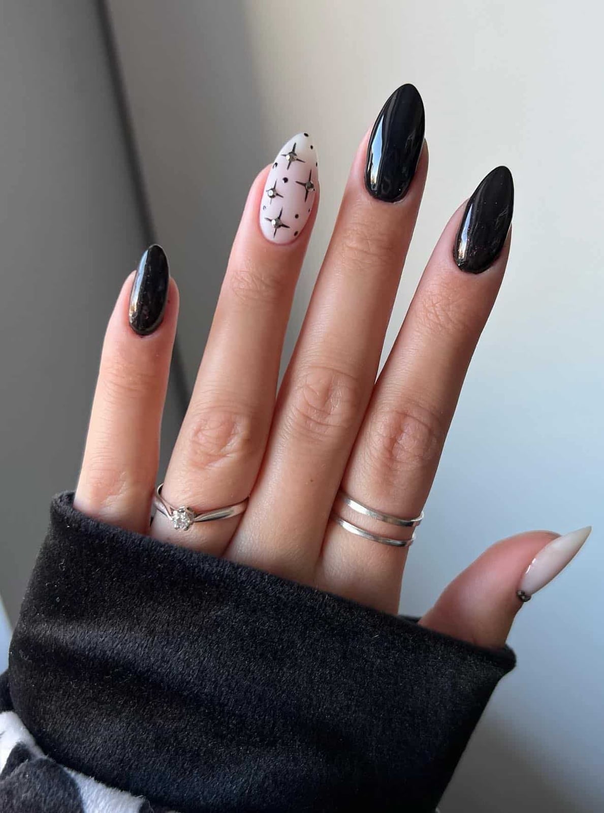 Medium Almond Glossy Black with Gold Star and Dot Accents Medium Almond Glossy Black with Gold Star and Dot Accents — Cute Black Nails