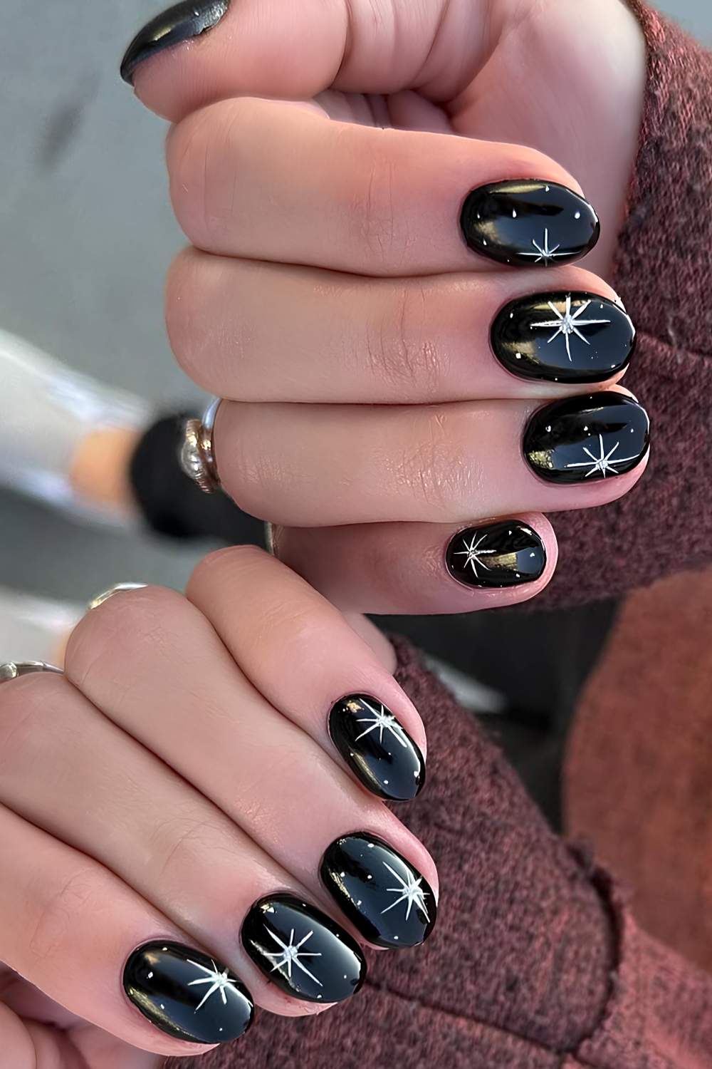 Short Oval Glossy Black with White Starbursts Short Oval Glossy Black with White Starbursts — Cute Black Nails