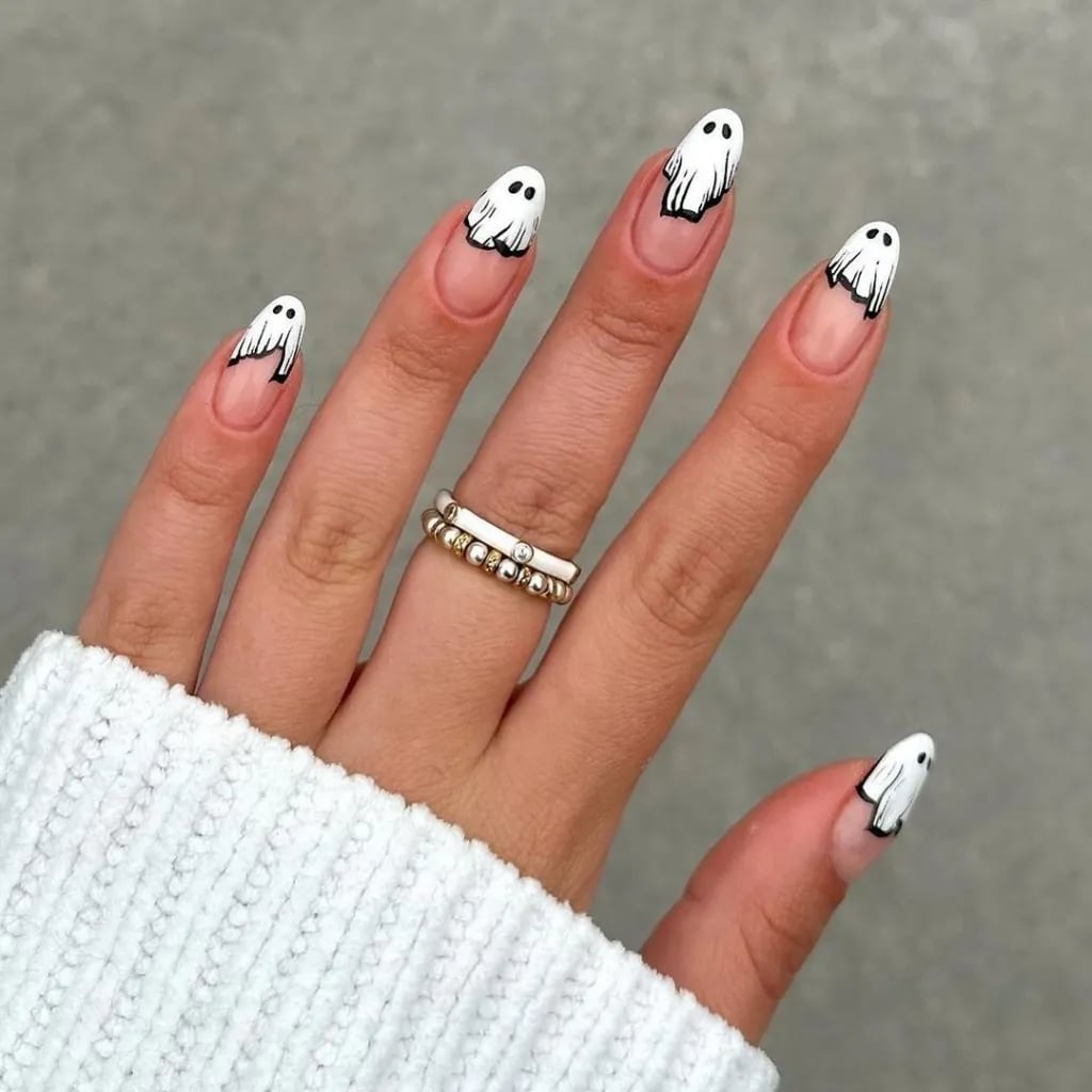 Medium Almond Black French Tips with Ghost Illustrations Medium Almond Black French Tips with Ghost Illustrations — Cute Black Nails