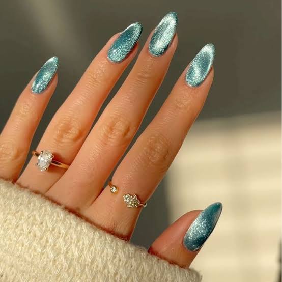 Shimmering Turquoise Cat-Eye Medium Almond Nails Shimmering Turquoise Cat-Eye Medium Almond Nails — Cute Blue Nails