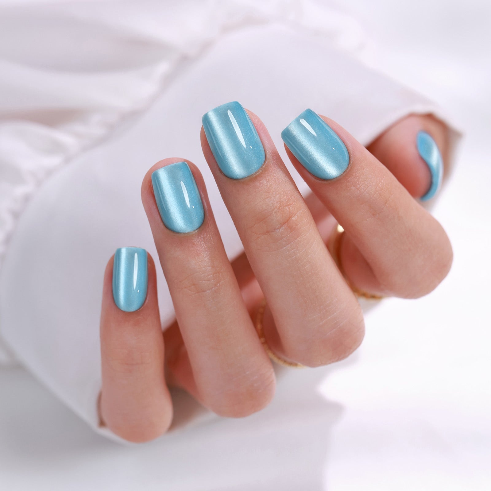 Shimmering Turquoise Cat-Eye Medium Almond Nails, Close-Up Take Shimmering Turquoise Cat-Eye Medium Almond Nails, Close-Up Take — Cute Blue Nails