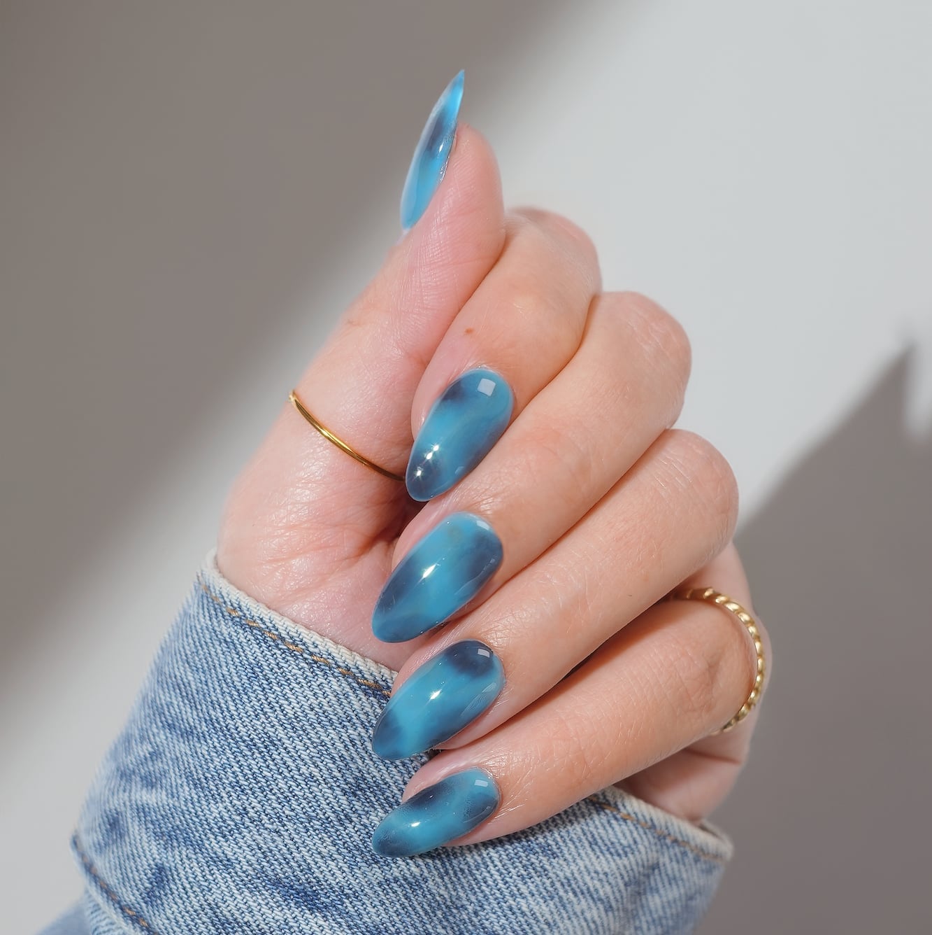 Smoky Teal and Blue Swirl Cat-Eye Long Almond Nails Smoky Teal and Blue Swirl Cat-Eye Long Almond Nails — Cute Blue Nails