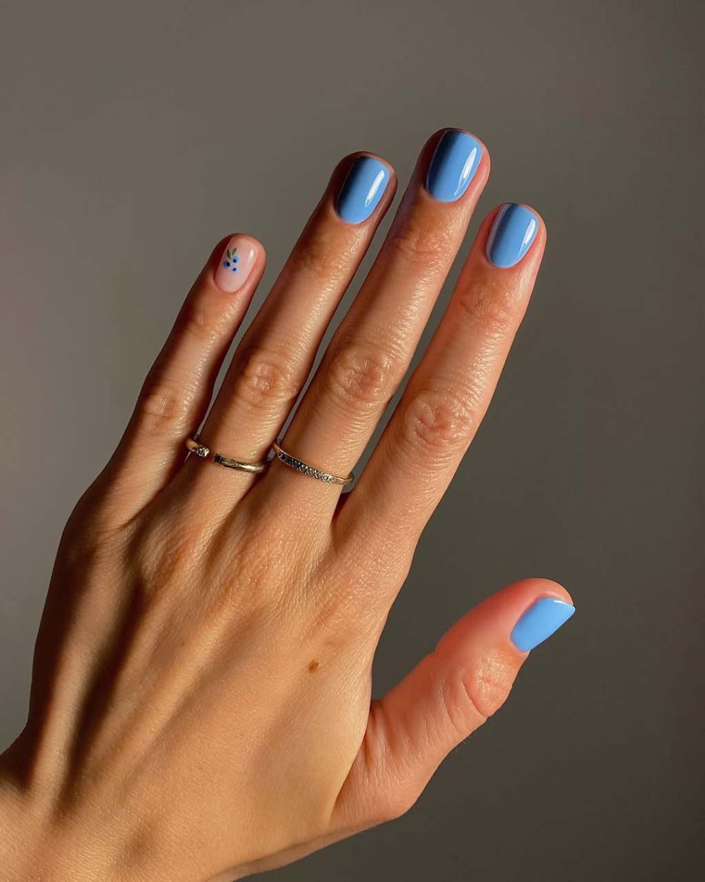 Medium Blue Solid Color Floral Accent Short Oval Nails Medium Blue Solid Color Floral Accent Short Oval Nails — Cute Blue Nails