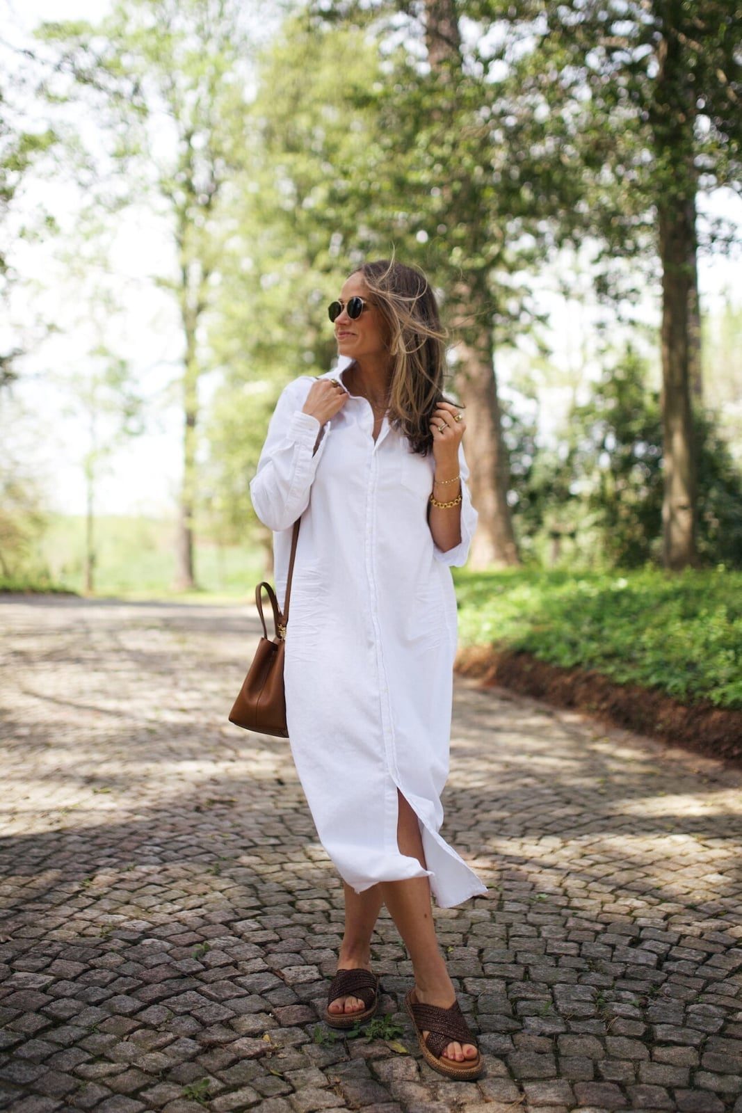 Linen Shirt Dress With Woven Sandals, Close-Up Take Linen Shirt Dress With Woven Sandals, Close-Up Take — Cute Elegant Outfits