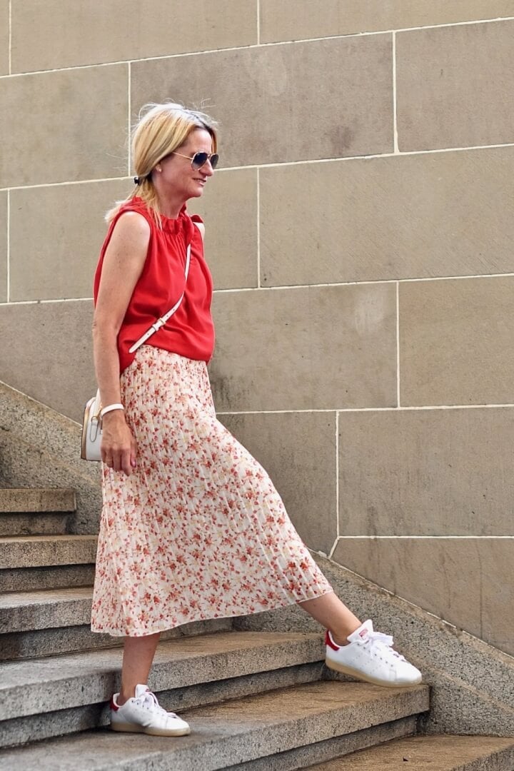 Pleated Floral Skirt With Sleeveless Top Pleated Floral Skirt With Sleeveless Top — Cute Elegant Outfits