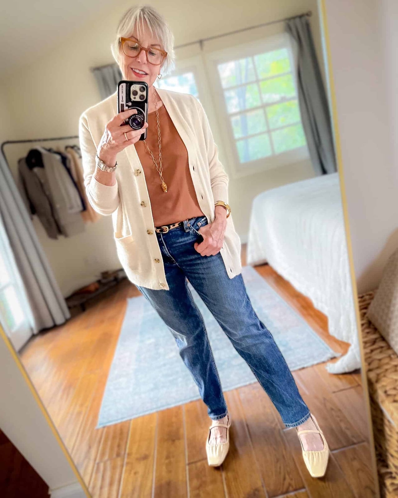 Knit Cardigan With Denim Jeans and Relaxed Fit Knit Cardigan With Denim Jeans and Relaxed Fit — Cute Elegant Outfits