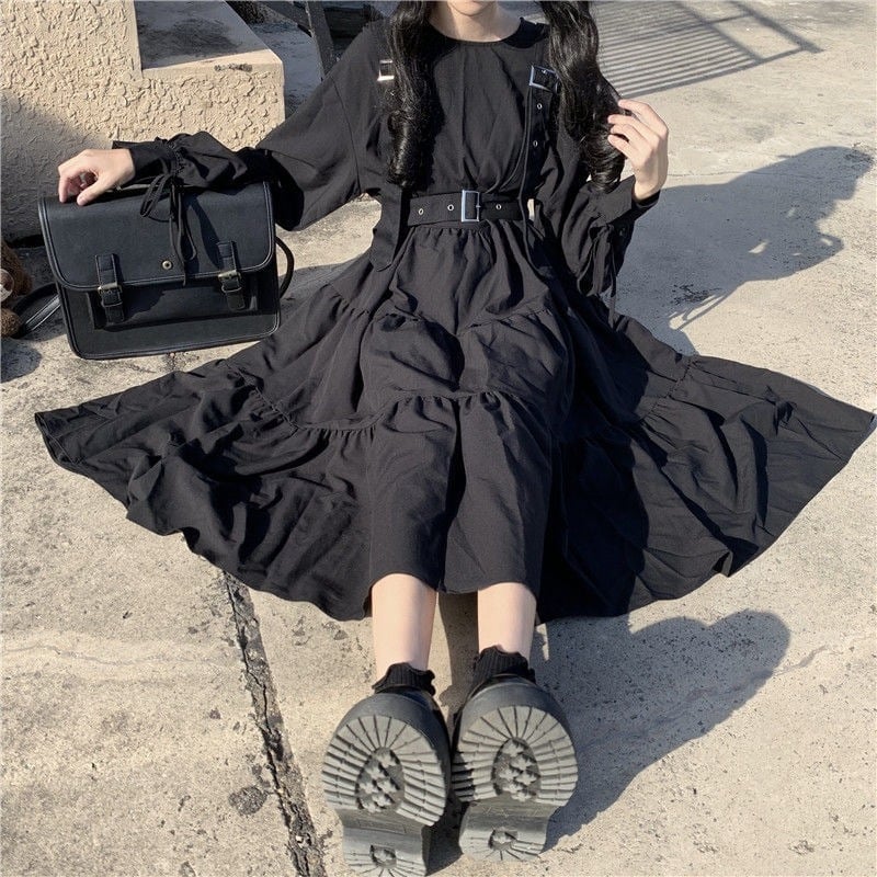 Oversized Band Tee Distressed Jeans With Black Platform Boots Oversized Band Tee Distressed Jeans With Black Platform Boots — Cute Emo Outfits