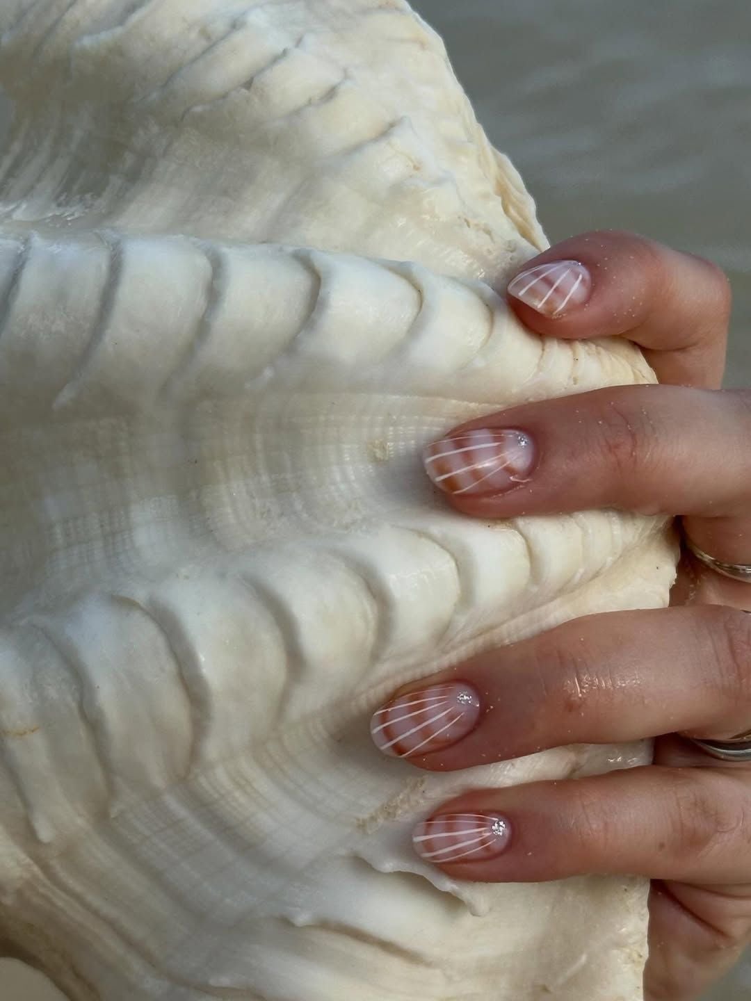 Short Almond Shell Line Art Nails — Cute Nail Art Inspo