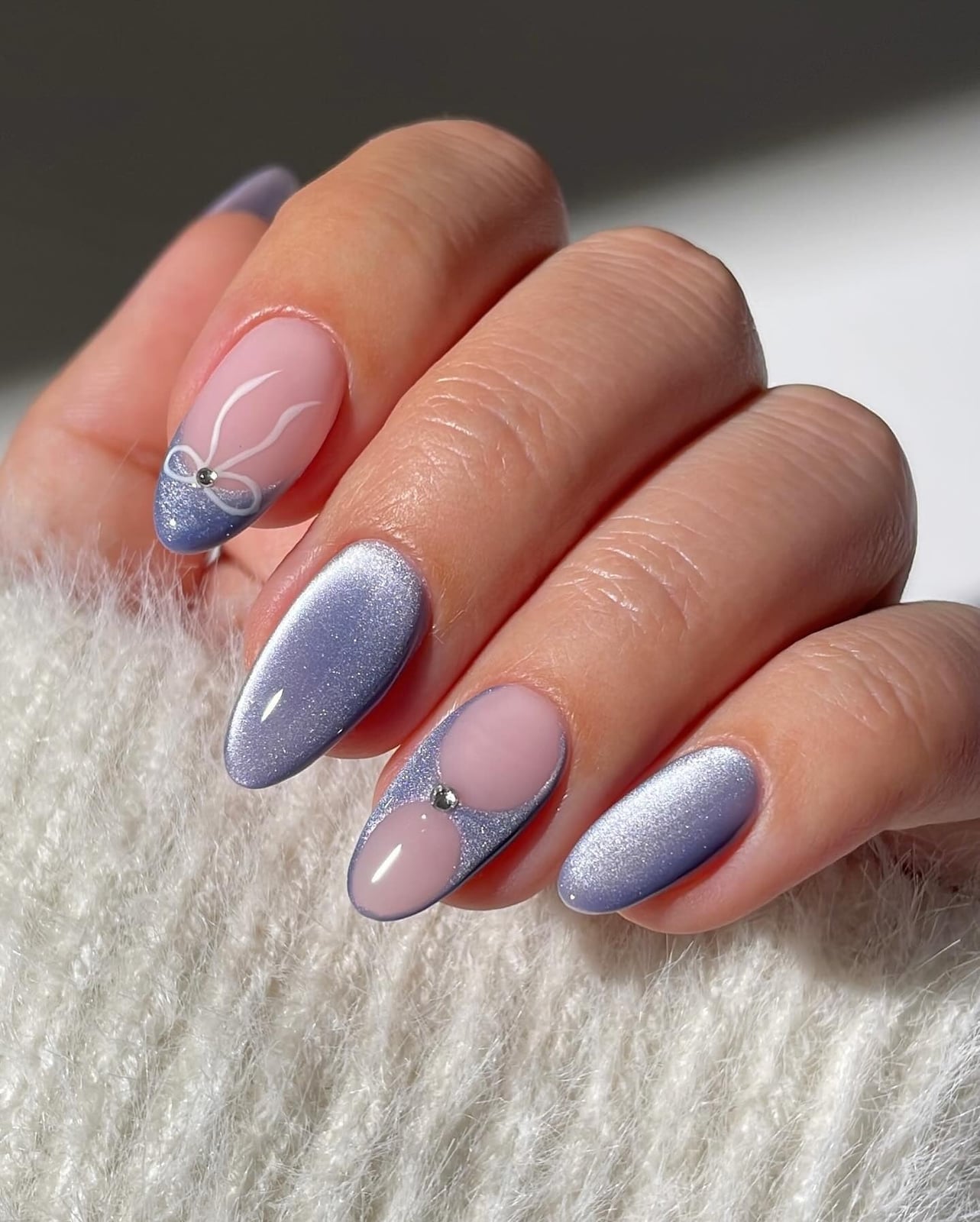 Sheer Pink Cat-Eye Oval Nails With Bow Accent Sheer Pink Cat-Eye Oval Nails With Bow Accent — Cute Oval Nails