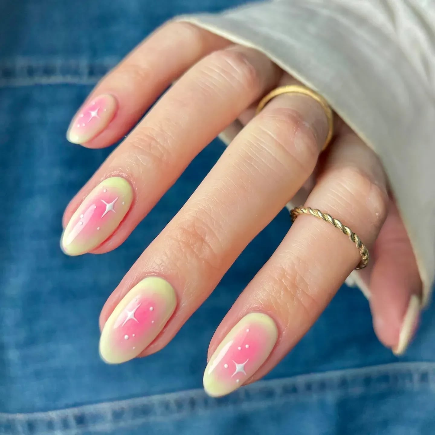 Short Oval Pink To Yellow Gradient Nails With Stars Short Oval Pink To Yellow Gradient Nails With Stars — Cute Oval Nails
