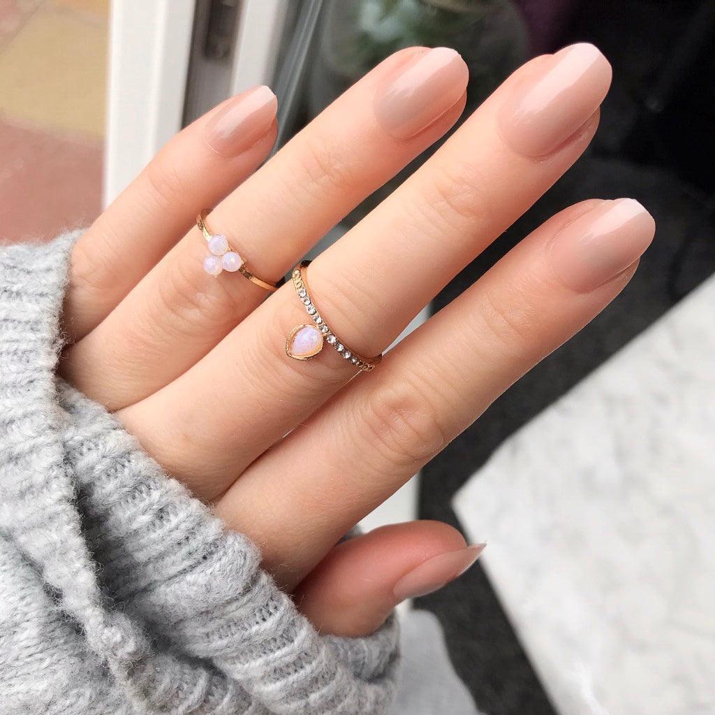 Minimalist Sheer Nude Glossy Oval Nails Minimalist Sheer Nude Glossy Oval Nails — Cute Oval Nails