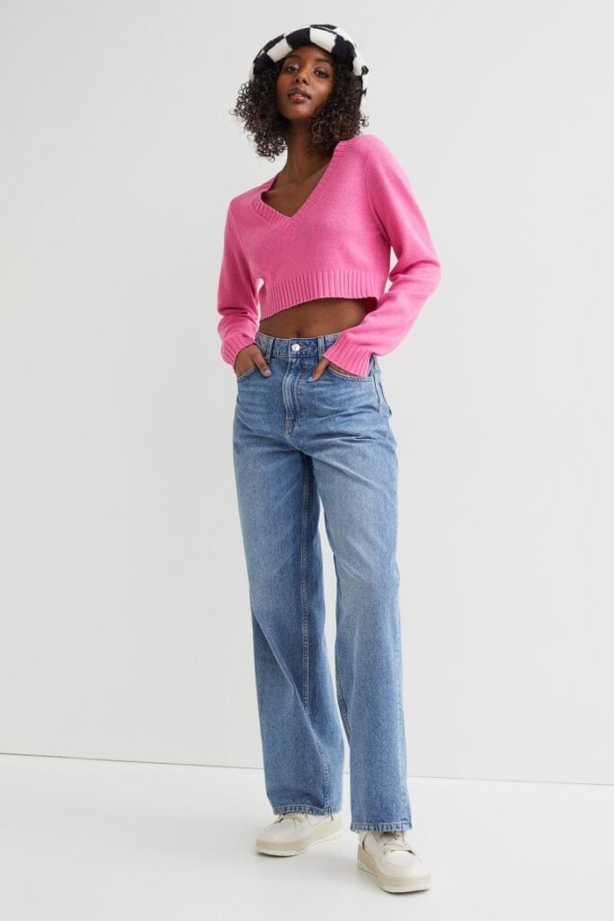Pink V-Neck Sweater With Wide Leg Jeans And Beanie Pink V-Neck Sweater With Wide Leg Jeans And Beanie — Cute Simple Outfits
