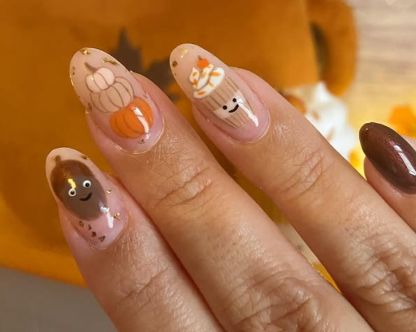 Medium Oval Autumn Characters with Gold Flakes Medium Oval Autumn Characters with Gold Flakes — Cute Trendy Nails