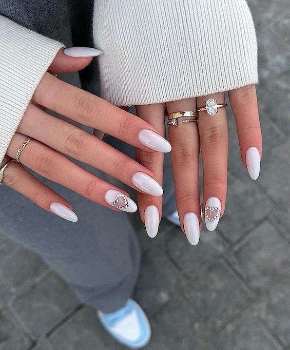 Milky White Short Almond Nails with Rhinestone Hearts Milky White Short Almond Nails with Rhinestone Hearts — Cute White Nails
