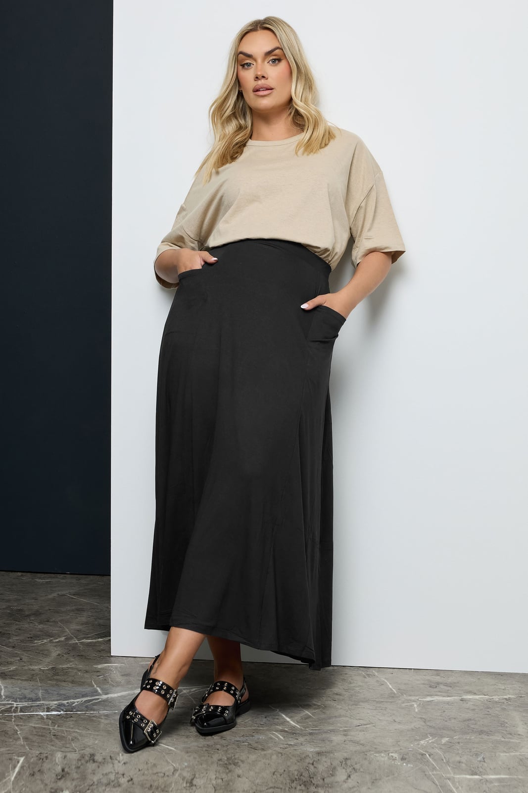 Jersey Maxi Skirt With Oversized T-Shirt Jersey Maxi Skirt With Oversized T-Shirt — Elegant Black Maxi Skirt Outfit