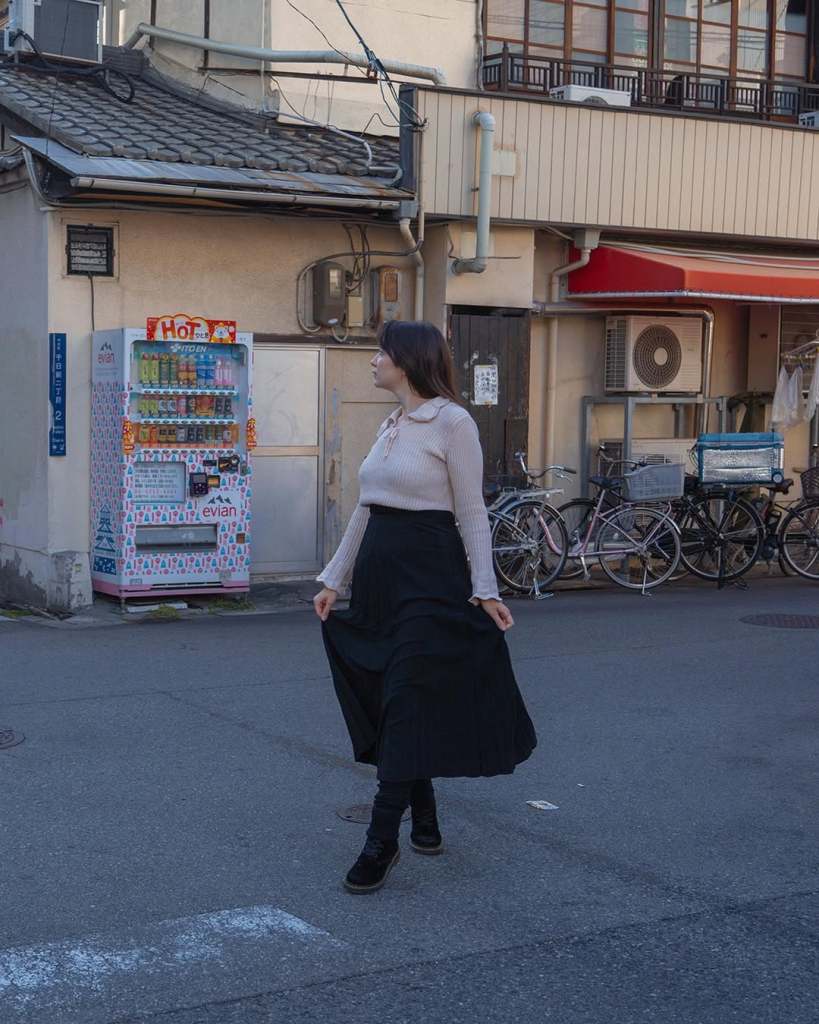 Pleated Maxi Skirt With Light Pink Knit Top Pleated Maxi Skirt With Light Pink Knit Top — Elegant Black Maxi Skirt Outfit