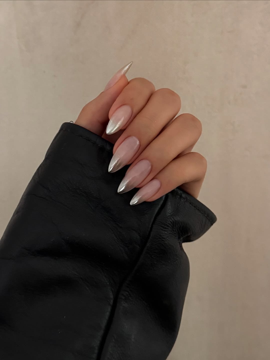 Medium Almond Nude Silver French Accent With острый миндаль Medium Almond Nude Silver French Accent With острый миндаль — Elegant Silver Nails